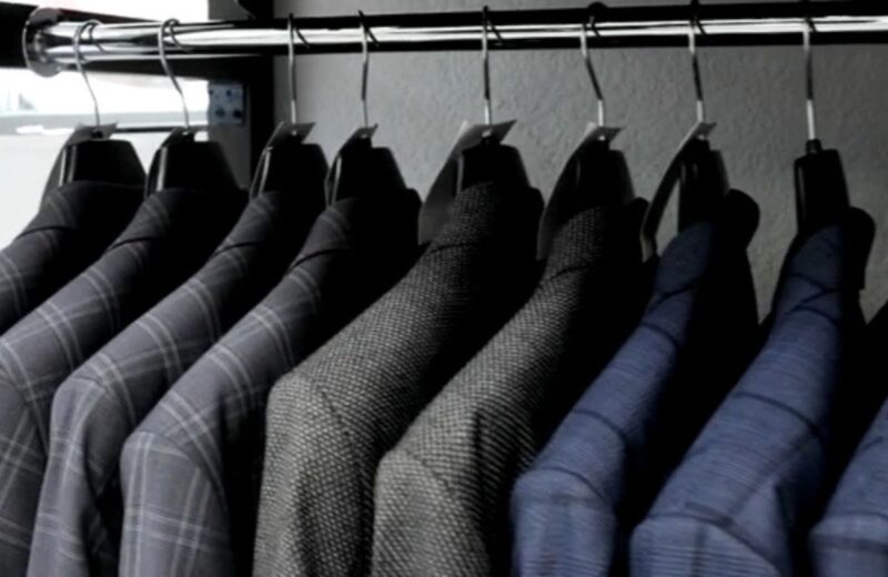 Poslovna muška moda zahteva odela tamnih tonova, kvalitetne krojeve i pažljivo birane modne detalje.